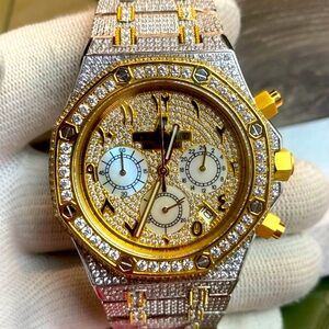 Luxury Iced-Out Timepiece - Bold & Exquisite Design
Elevate your style!